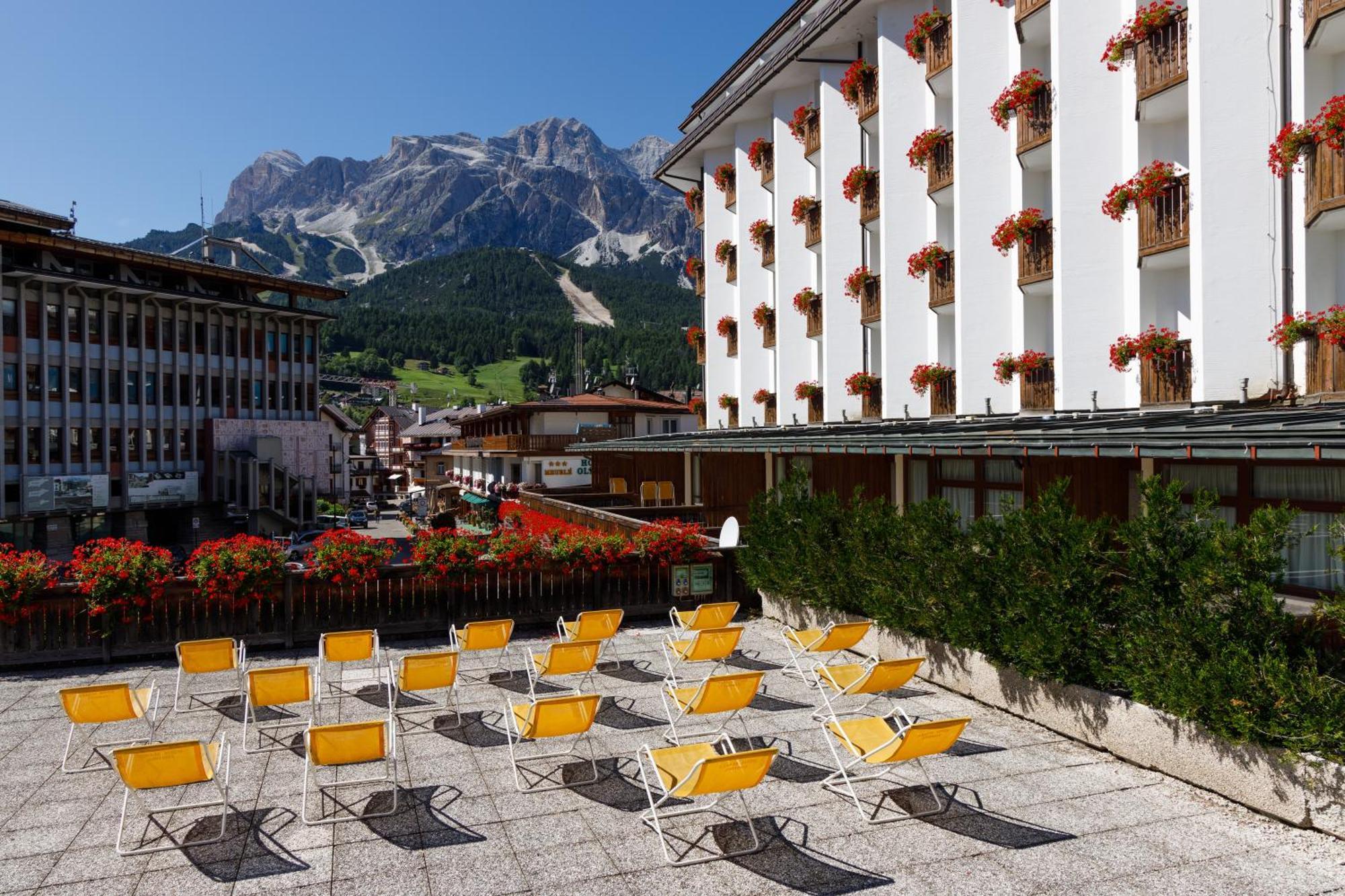 Hotel Alaska Cortina Cortina dʼAmpezzo Exteriör bild