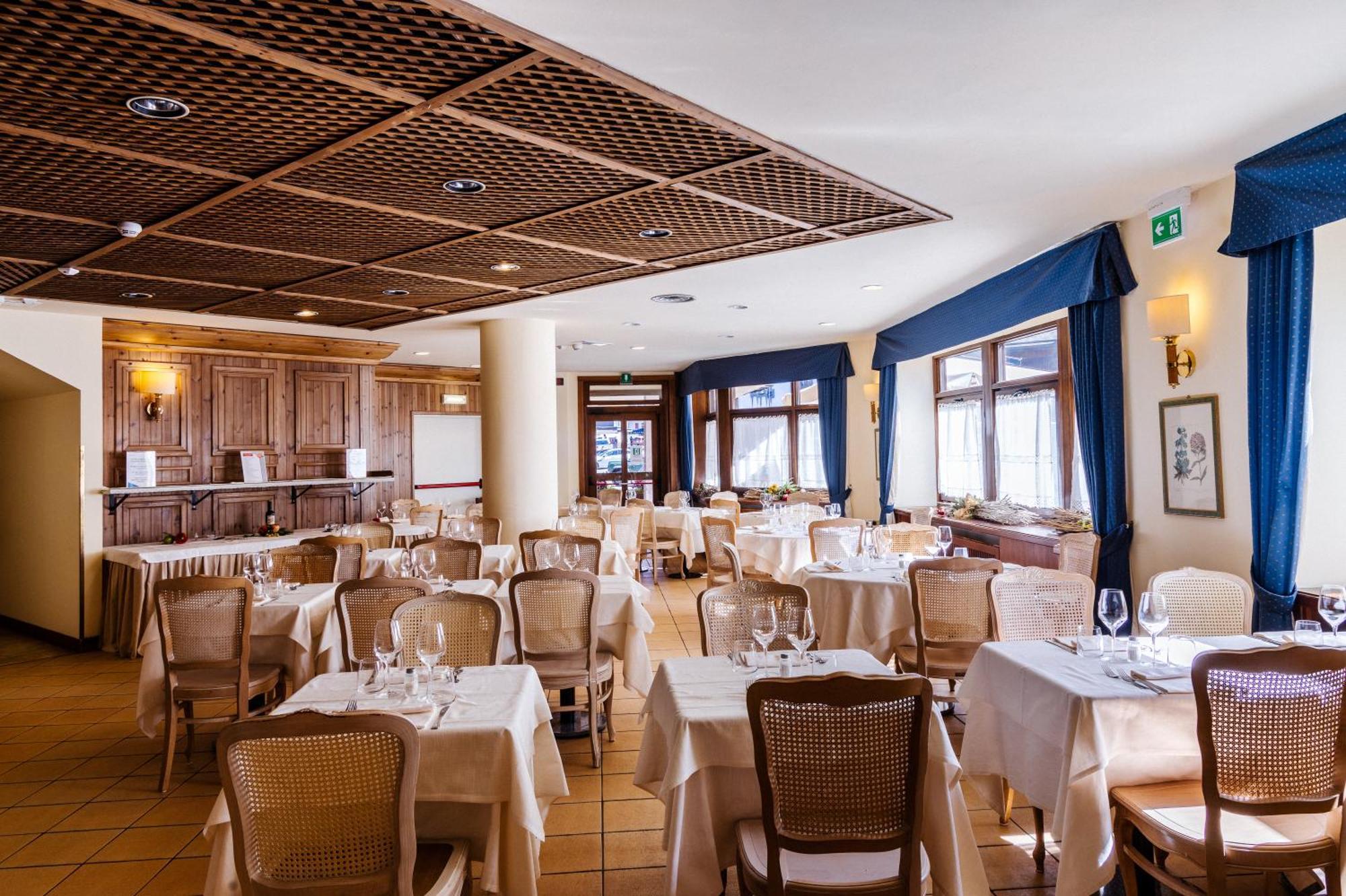 Hotel Alaska Cortina Cortina dʼAmpezzo Exteriör bild