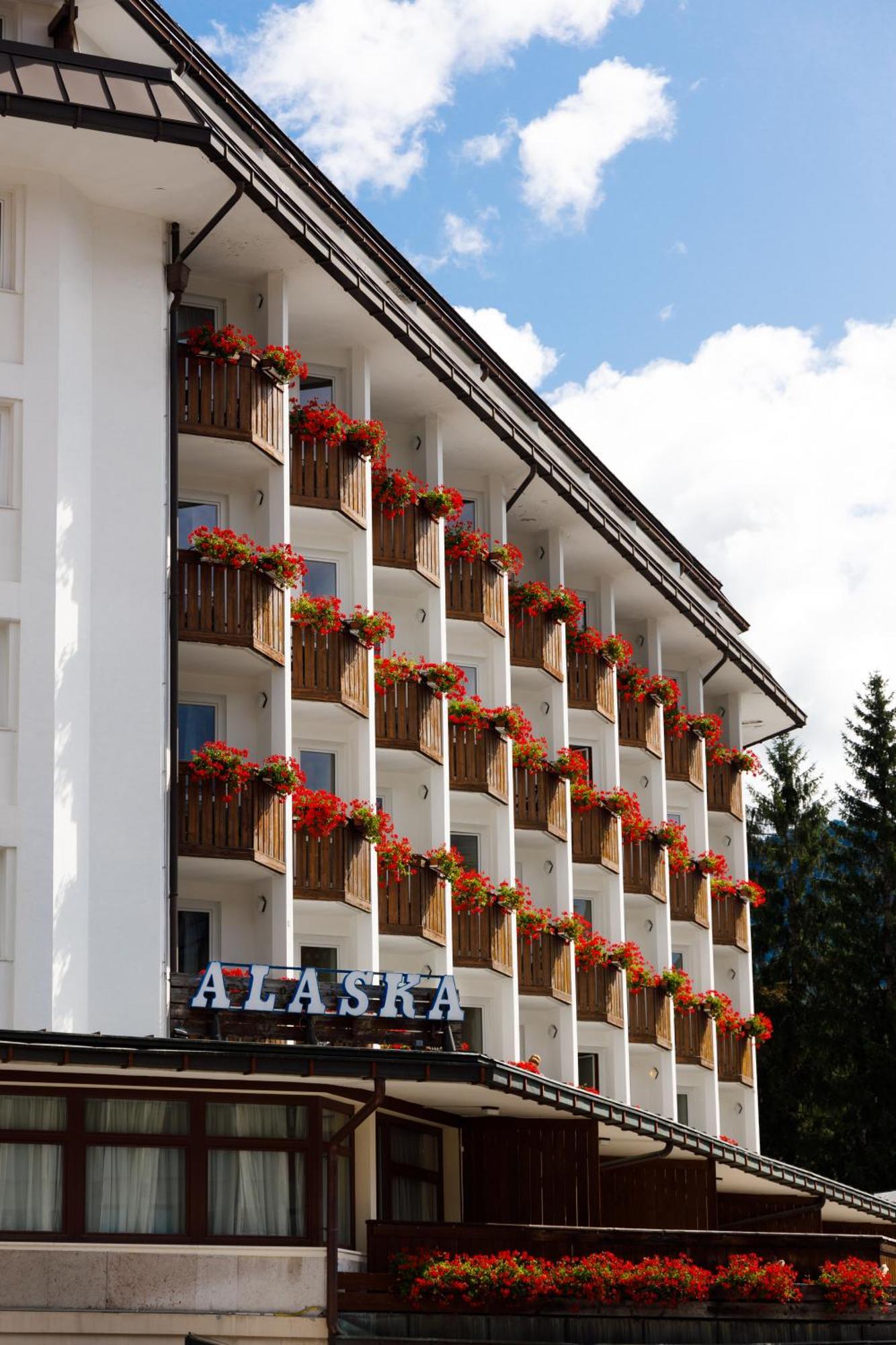 Hotel Alaska Cortina Cortina dʼAmpezzo Exteriör bild