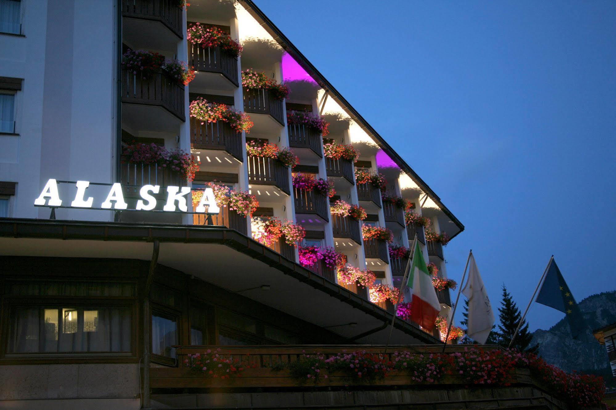 Hotel Alaska Cortina Cortina dʼAmpezzo Exteriör bild